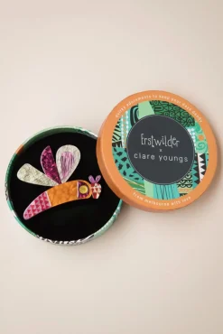 A Dragonfly Named Buzz Broche