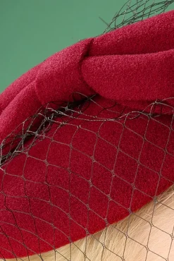 Candice Hoed In Rood