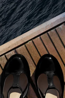 June Effortlessly Elegant Lakpumps In Zwart