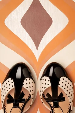 Kelly Lee T-Strap Pumps In Zwart En Blush