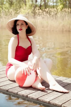 Klassiek Jaren Vijftig Eendelig Badpak In Rood