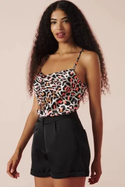 Kyra Satin Look Short In Zwart