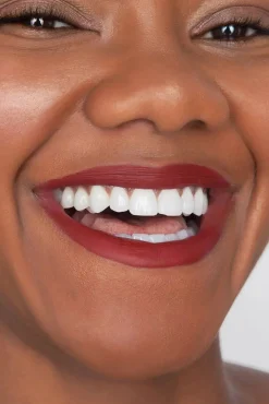 Maak Kennis Met Matte Hughes In Aanbidding Van Merlot