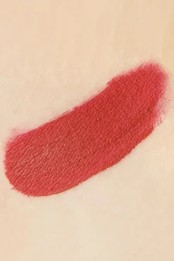 Maak Kennis Met Matte Hughes In Loyal Deep Red