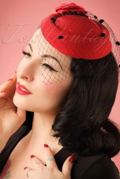 Marilyn Fascinator In Rood