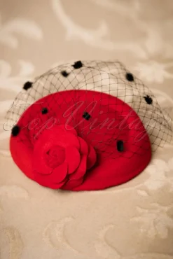 Marilyn Fascinator In Rood